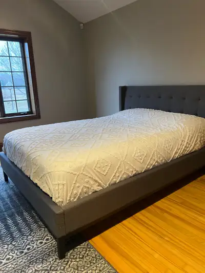 MOVING COUNTRY!! MUST GO!! Selling a comfy queen bed with mattress. FREE MATCHING AREA RUG!! Grey up...