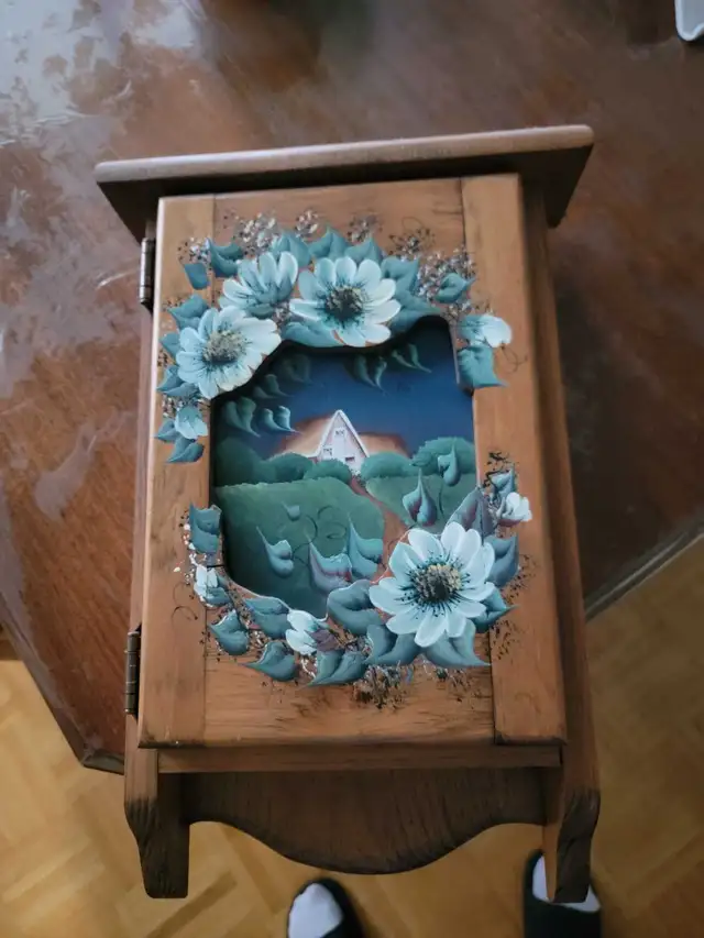Vintage Hand-Painted Wooden Wall-Mounted Key Cabinet 》as is in Arts & Collectibles in City of Toronto - Image 4