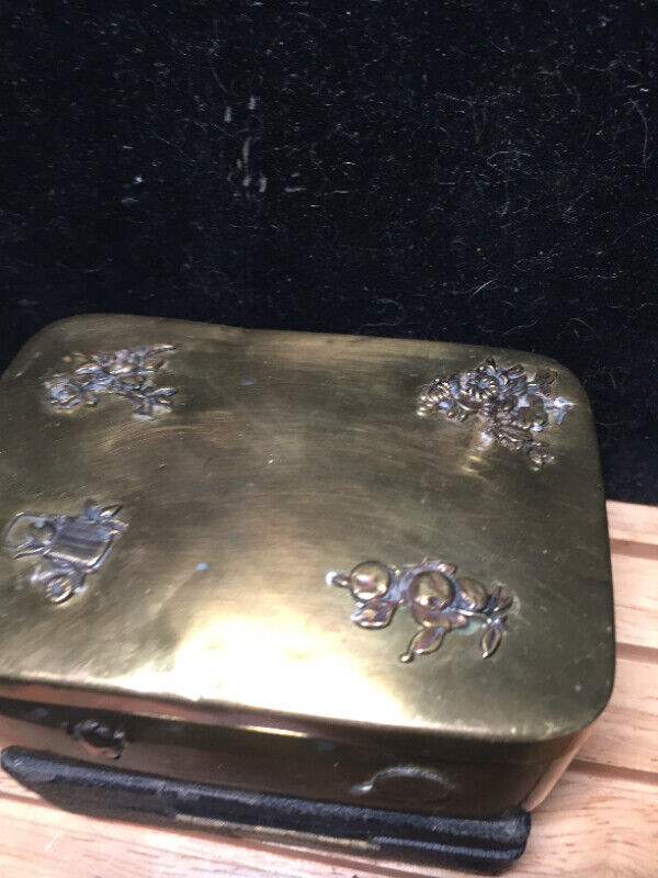 OLD CHINESE BRONZE METAL BOX in Arts & Collectibles in Vancouver - Image 2