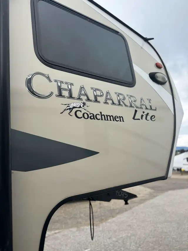 2018 Chaparral Lite 29BHS 5th Wheel in RVs & Motorhomes in Penticton - Image 3