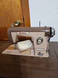 Machine à coudre Vintage Beaver des années 1960 dans un meuble.