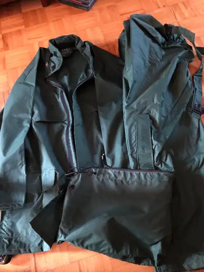 Ensemble de pluie vert 60% caoutchouc /30% nylon avec collet en velours côtelé , pantalon avec bavet...
