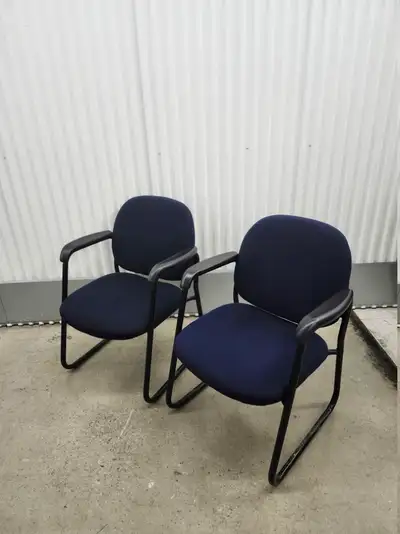 Chaise bleu marine 50$  chaque, View more