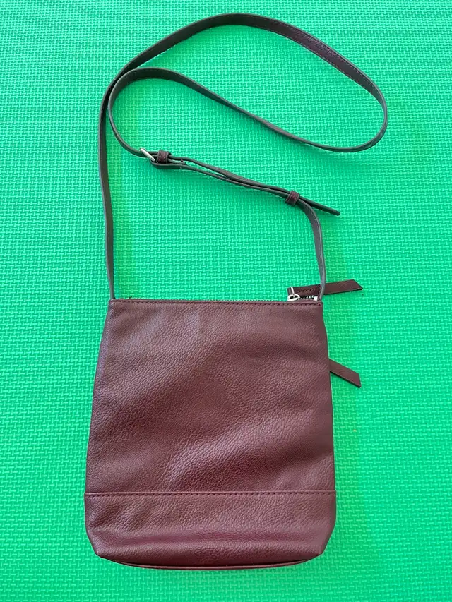 Woman’s Kenneth Cole Reaction Handbag  in Women's - Bags & Wallets in City of Toronto - Image 3