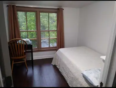 Private Room on 13 and 1 bus Route