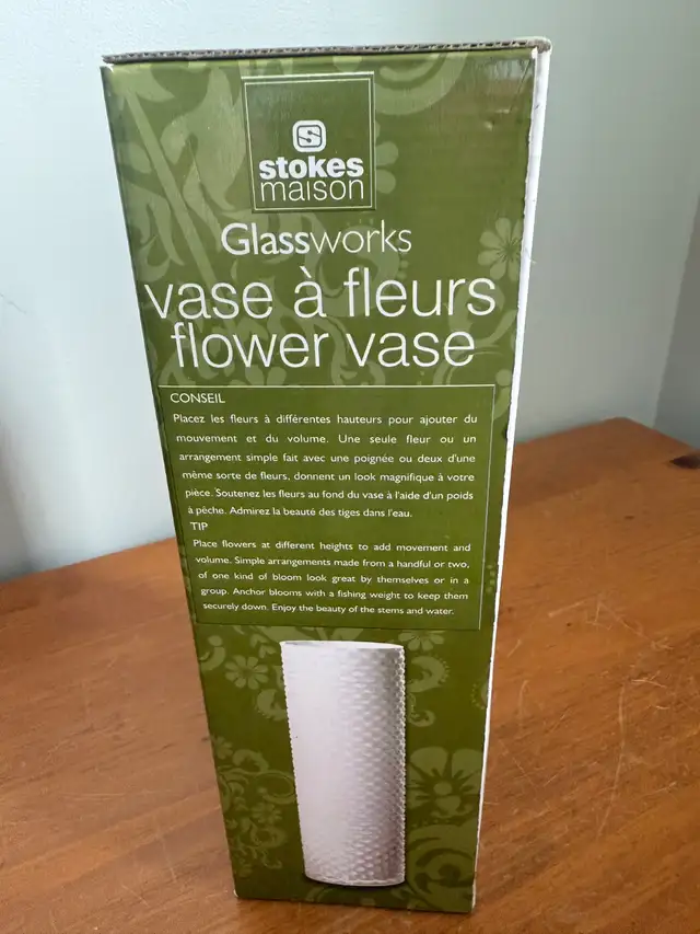 White Flower Vase in Home Décor & Accents in Calgary - Image 3