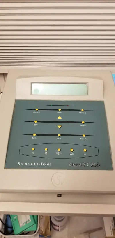 Almost new Silhouet-Tone ST 250 Blend electroysis machine for sale. Blend ST-250 has a highly sophis...
