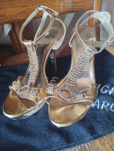 Talons-hauts scintillants  8 (38.5), View more
