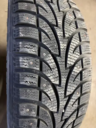 4 pneus d'hiver P205/60/16 92T Sailun Ice Blazer WST1 40.5% d'usure, mesure 7-7-8-9/32, à clous 205/...