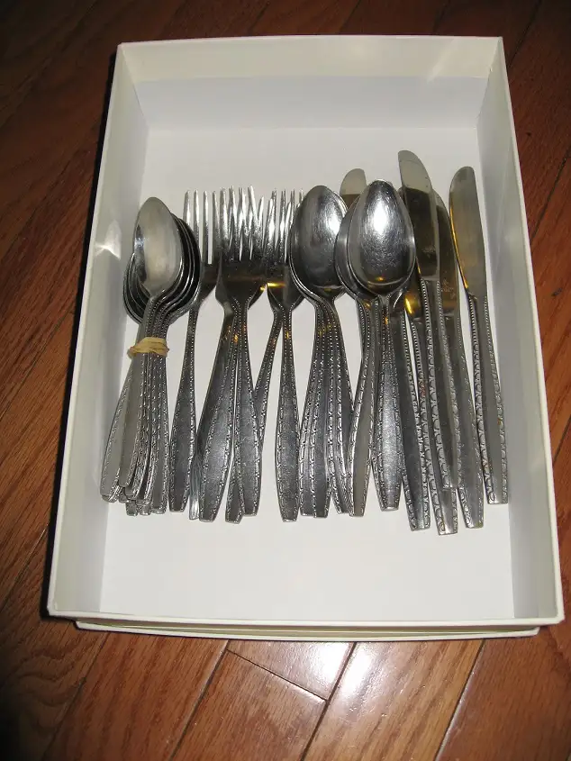 White Dinnerware Sets / Plates with Gold Rim / Flatware in Kitchen & Dining Wares in City of Toronto - Image 11