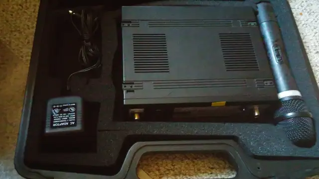 PEAVEY PCX V12 WIRELESS MICROPHONE PRO QUALITY in Pro Audio & Recording Equipment in Chatham-Kent - Image 3