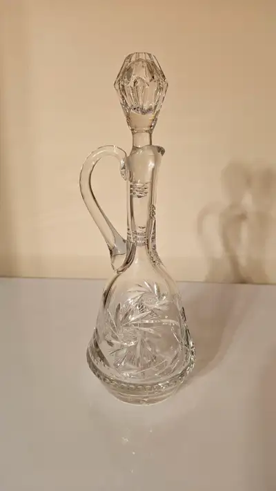 Magnifique carafe à vin vintage en cristal à vendre en parfait état, comme neuve! Elle fait 14" de h...