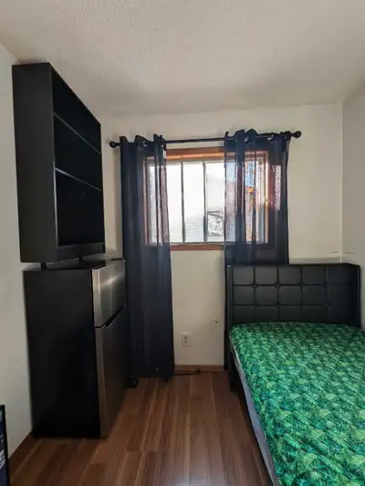 Non-Smoker-Non- Smoking Environment - prefer a MALE Tenant (men) Must be age 35 & up- Rent $650 Dama...