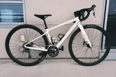 2023 Specialized Diverge disc brake gravel bike with clearance for 50mm tires The bike has been ridd...