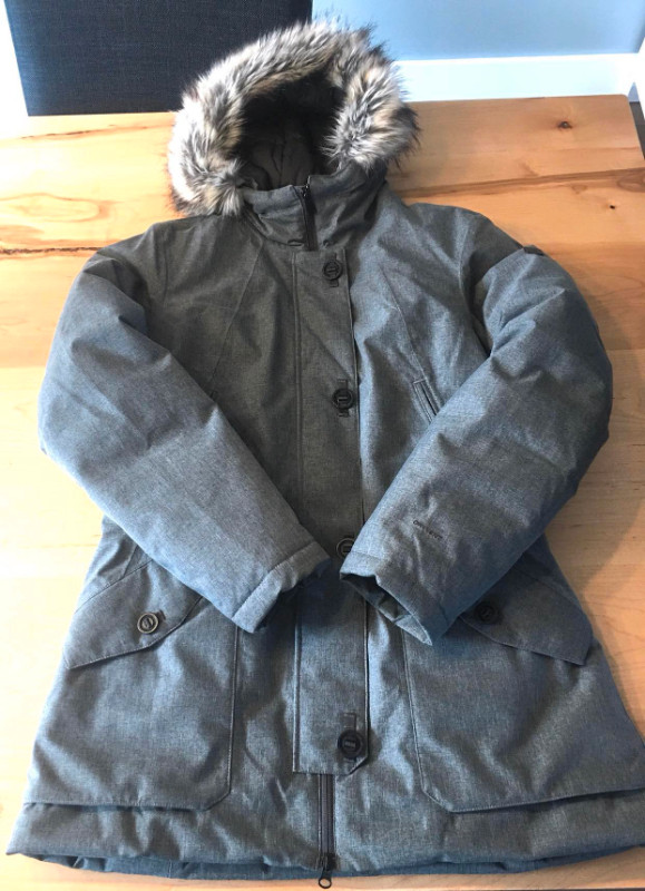 Manteau d'hiver North Face dans Femmes - Hauts et vêtements d'extérieur  à Longueuil/Rive Sud - Image 2