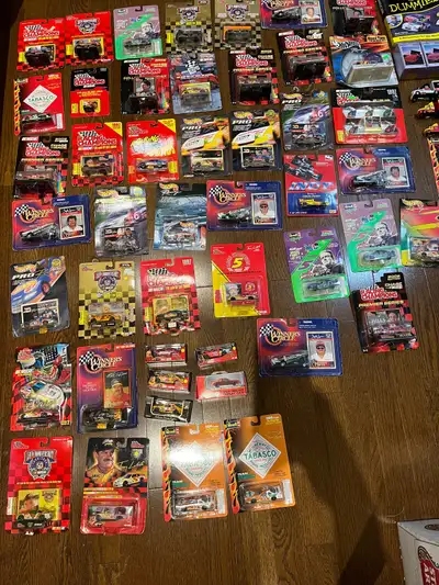 Lot de presque 75 itemes, la plupart des autos NASCAR neuf en boîte. Il y’a des autos Hot Wheels, Re...