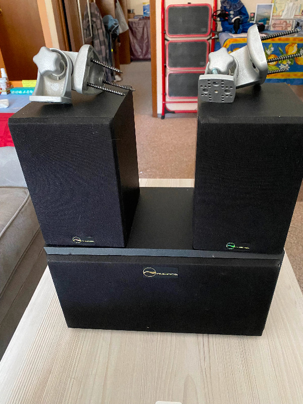 Onkyo Stereo receiver and speakers in General Electronics in Penticton