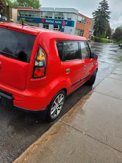 Kia soul 4u 2010. Transmission manuel. 300 000 km. Fonctionne très bien. Vient avec pneus d été et p...