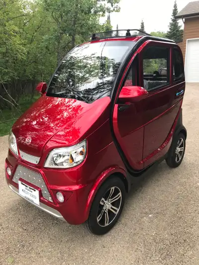 Enclosed scooter made by Daymak. Brand new, with warranty available. 30kph top speed. 50km range. Id...