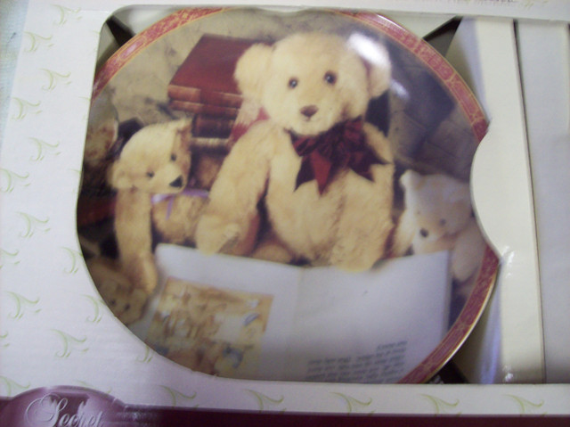 TEDDY BEAR POCELAIN COLLECTOR PLATES in Arts & Collectibles in Delta/Surrey/Langley - Image 2