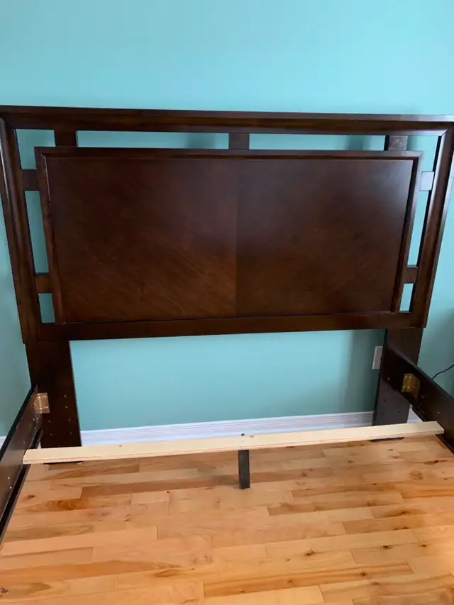 Tête et pied de lit avec contour . in Beds & Mattresses in Laval / North Shore - Image 2