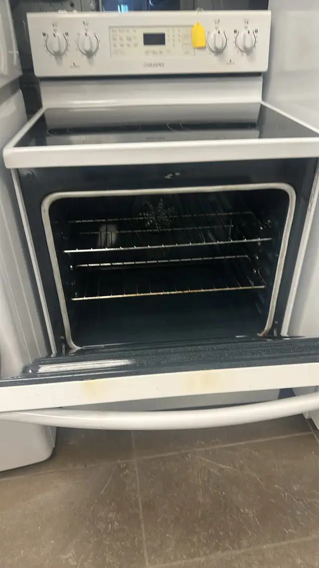 Samsung Electric Range in Stoves, Ovens & Ranges in City of Montréal - Image 3