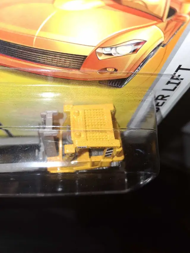 Fork Lift "Power Lift" 2008 Matchbox release card is creased in Toys & Games in Guelph - Image 8
