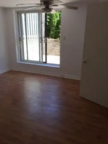 CONDO avec TERRASSE, 2 ch, rue en impasse, Chauffé, Éclairé Disponible dès le 1 août 2025. *Complète...