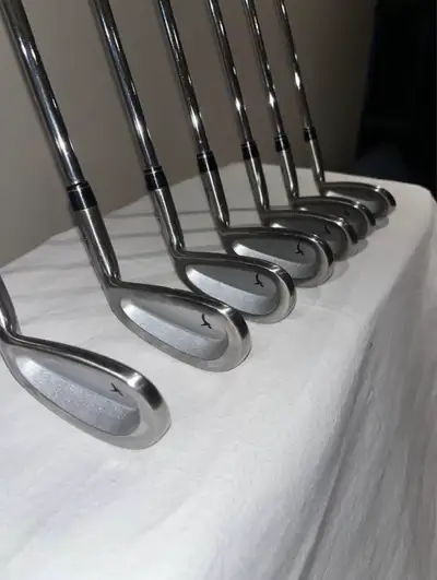 4-PW Infiniti Golf set of irons /  ensemble de fers, View more