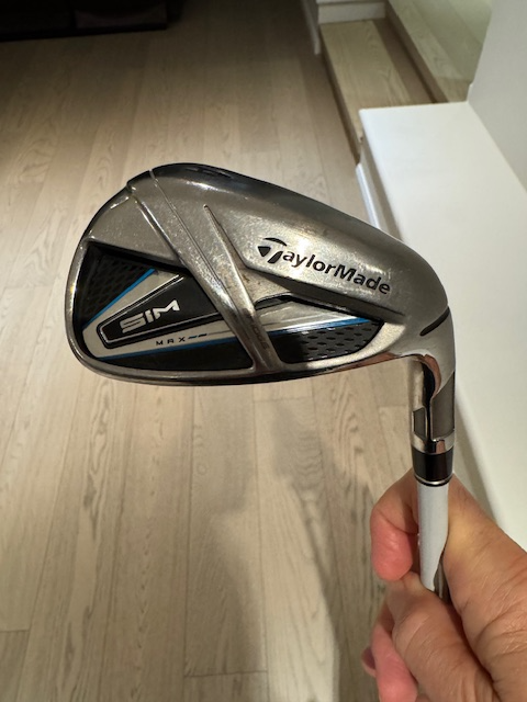 Women’s TaylorMade SIM Max Approach Wedge (AW) | Graphite Shaft in Golf in City of Toronto - Image 2