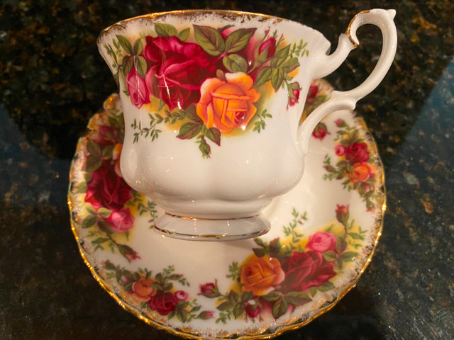 Royal Albert Old Country Roses Bone China Cup and Saucer in Arts & Collectibles in City of Toronto