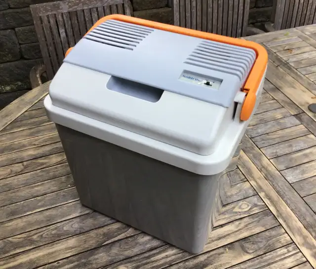 Mobicool 12V Electric Car Fridge Cooler/Warmer, 9L in Refrigerators in City of Halifax - Image 2