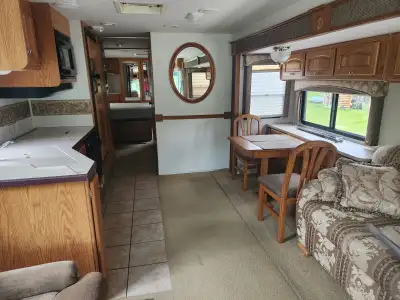 REDUCED $43,900 2004 Damon Intruder 379W Motorhome 63,715 km GM V8, 8100 Vortec (8.1 liter) Automati...