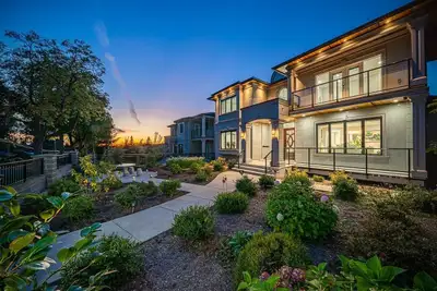 2-Bedroom Furnished House in Quiet Burnaby - Near Transit & Shop