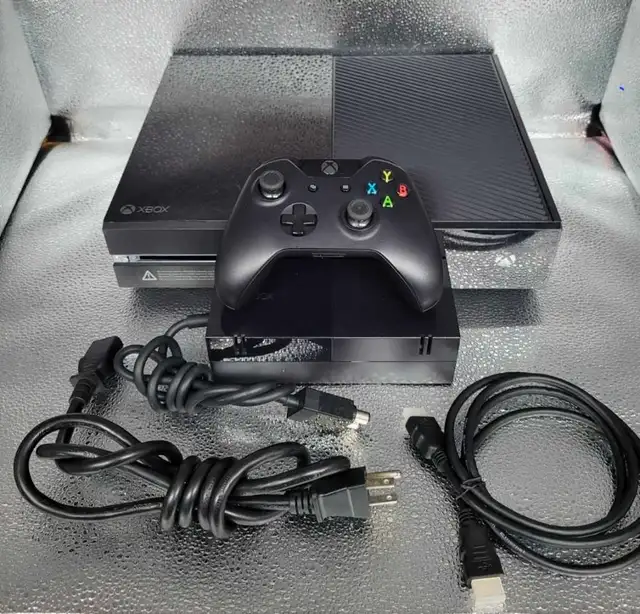 Xbox ONE with 1 controller × X1 in XBOX One in City of Montréal - Image 2