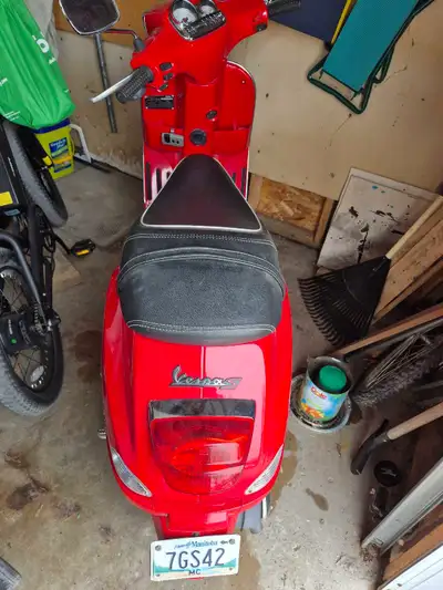 2009 vespa 49cc scooter, low km, electric start, new battery, some cosmetic damage shown in pictures...