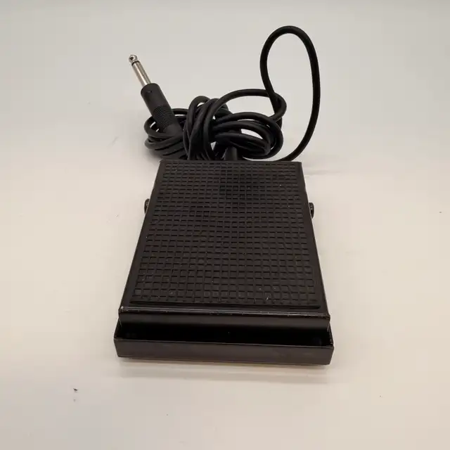Yamaha FC5 Sustain Pedal Keyboard Piano Foot Switch in Pianos & Keyboards in City of Toronto - Image 4