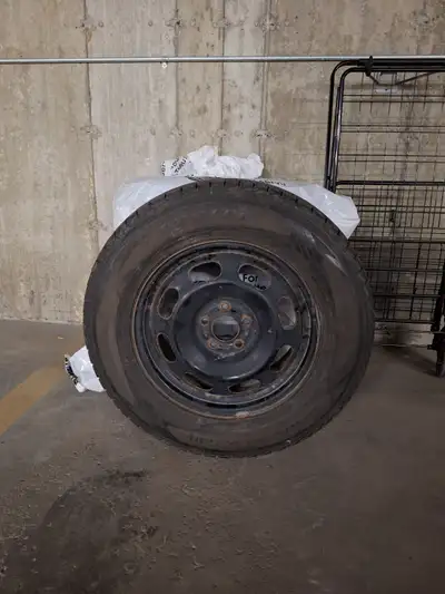 Dimension : 245/65R17 Montés sur rims Environ 2 années d’usure Bon état 300 $ négociable Premier arr...