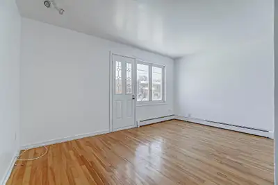 4 1/2 avec 2 chambres fermées secteur résidentiel de Montréal-Nord salle de bain rénovée 2 balcons c...