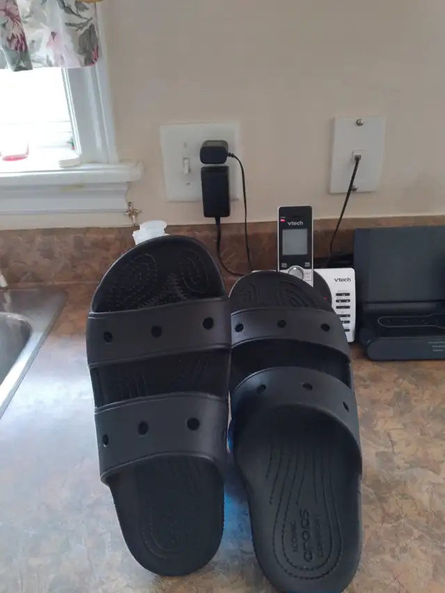 WOMEN'S SIZE 9 CROCS SANDALS in Women's - Shoes in City of Halifax - Image 2