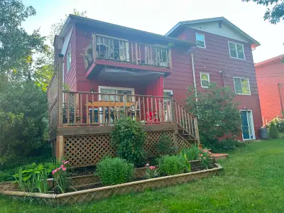 This charming, well-maintained house offers a cozy living space and a beautiful outdoor area, perfec...