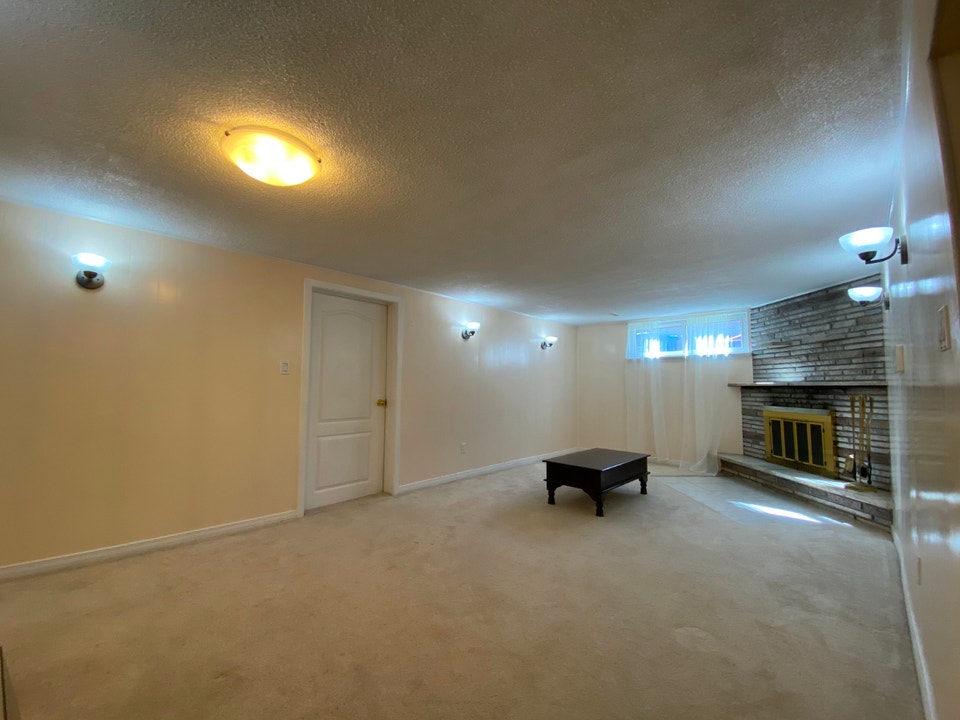 2 Bed 1 Bath Basement with Private Entrance & Parking – Mississa 5