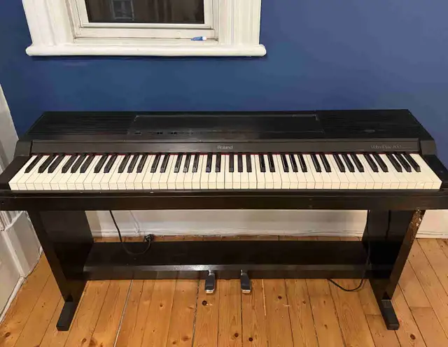 Roland digital piano  in Pianos & Keyboards in City of Montréal - Image 2