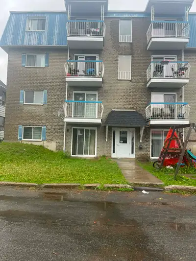 5 1/2 a Shawinigan au premier étage très propre 3 chambre un stationnement déneigé inclus (électrici...