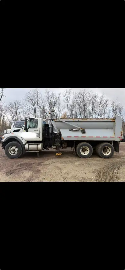 International Workforce 300hp international automatic truck is in excellent condition very low km Ha...