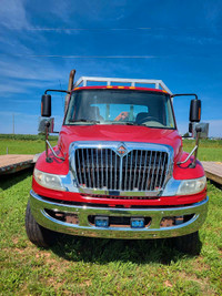 2013 international 4300 4x2 flatbed with palfinger boom