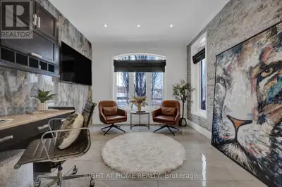 Fully furnished master bedroom in large 1 acre house. Includes private bathroom, 2 closets, king bed...