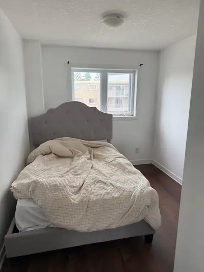 SINGLE PERSON OCCUPANCY ONLY. One bedroom available suitable for student, or/and working professiona...