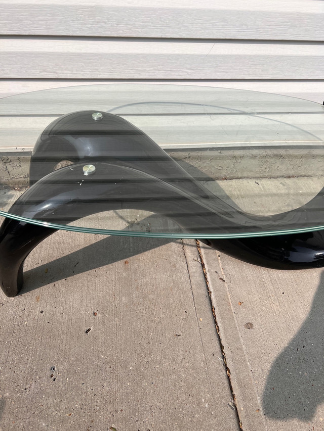 Modern Sculpted Fiberglass Coffee Table in Coffee Tables in Edmonton - Image 2