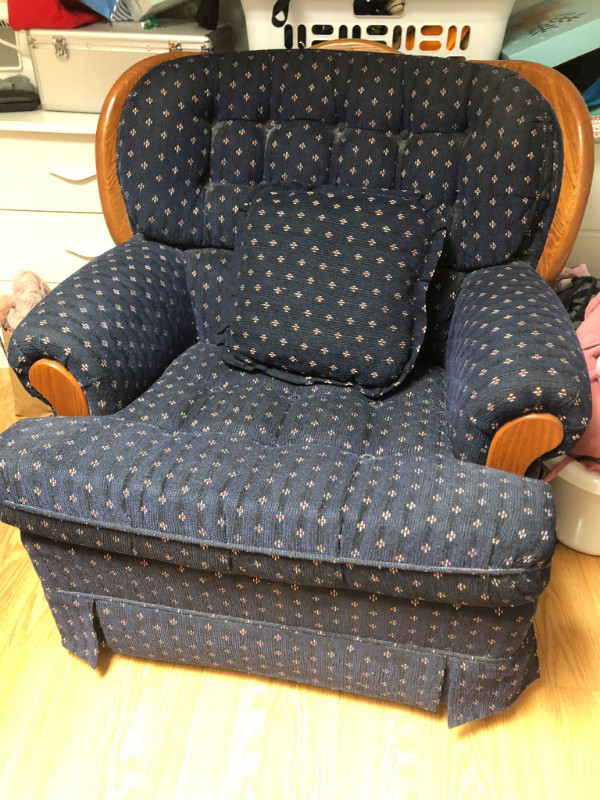 Blue Couch & Arm Chair in Couches & Futons in Markham / York Region - Image 2